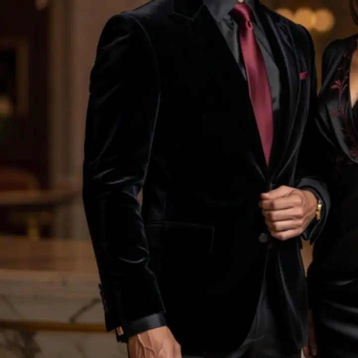 Detal eleganckiej stylizacji prowadzącego Transport - Fy Anna Podjacka przy nastrojowym stole.